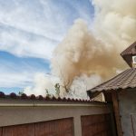 Incendiu în localitatea Pleașov / Un foișor din lemn a fost cuprins de flăcări, cu pericol de propagare la casa de locuit - 