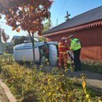 (FOTO) Șoferul unei dube, despre care se presuspune că i s-a făcut rău, a provocat un accident rutier - 