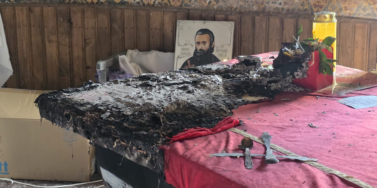 (FOTO) Fără frică de Dumnezeu … și autorități! După ce au furat Evanghelia și icoanele au incendiat lăcașul de cult